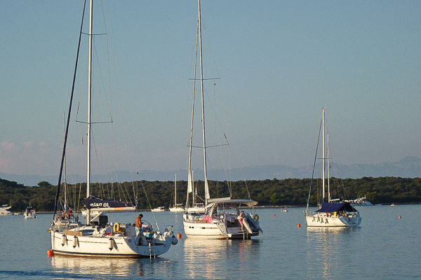 Flottille vor Anker in Bucht