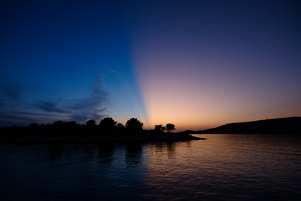 Individueller Segelurlaub - Sonnenuntergang in einsamer Bucht