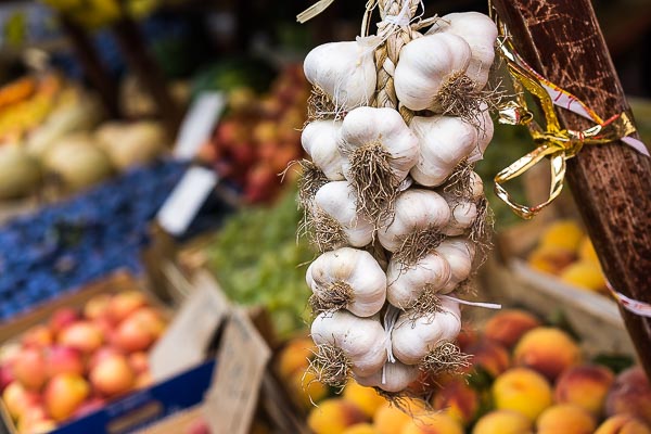 Knoblauch auf Bauernmarkt in Zadar (Kroatien)